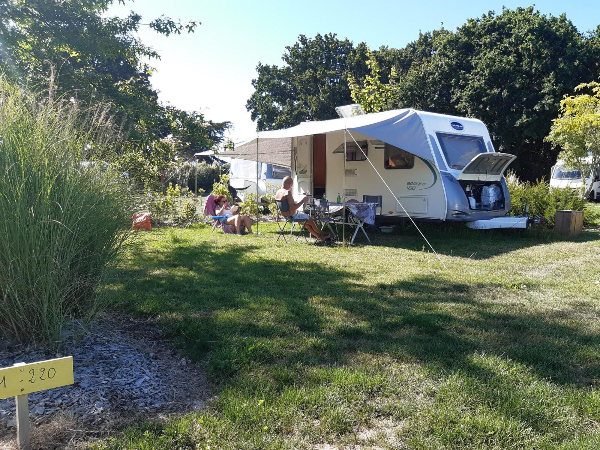 Camping Les Brillas Les Moutiers Exterior foto